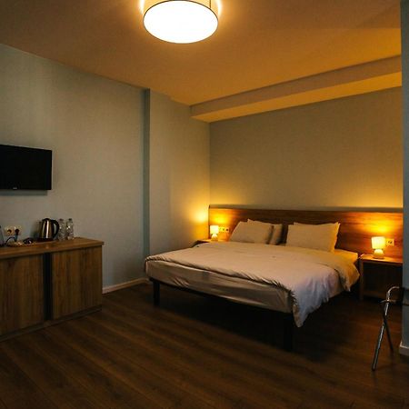 Piazza Four Colours Hotel Батуми Екстериор снимка
