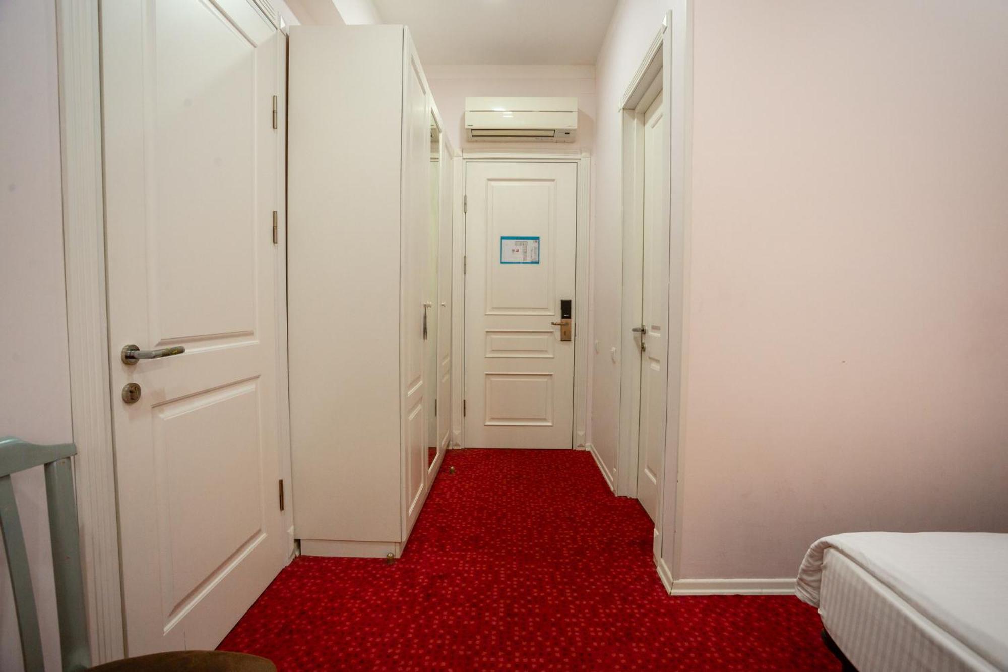Piazza Four Colours Hotel Батуми Екстериор снимка