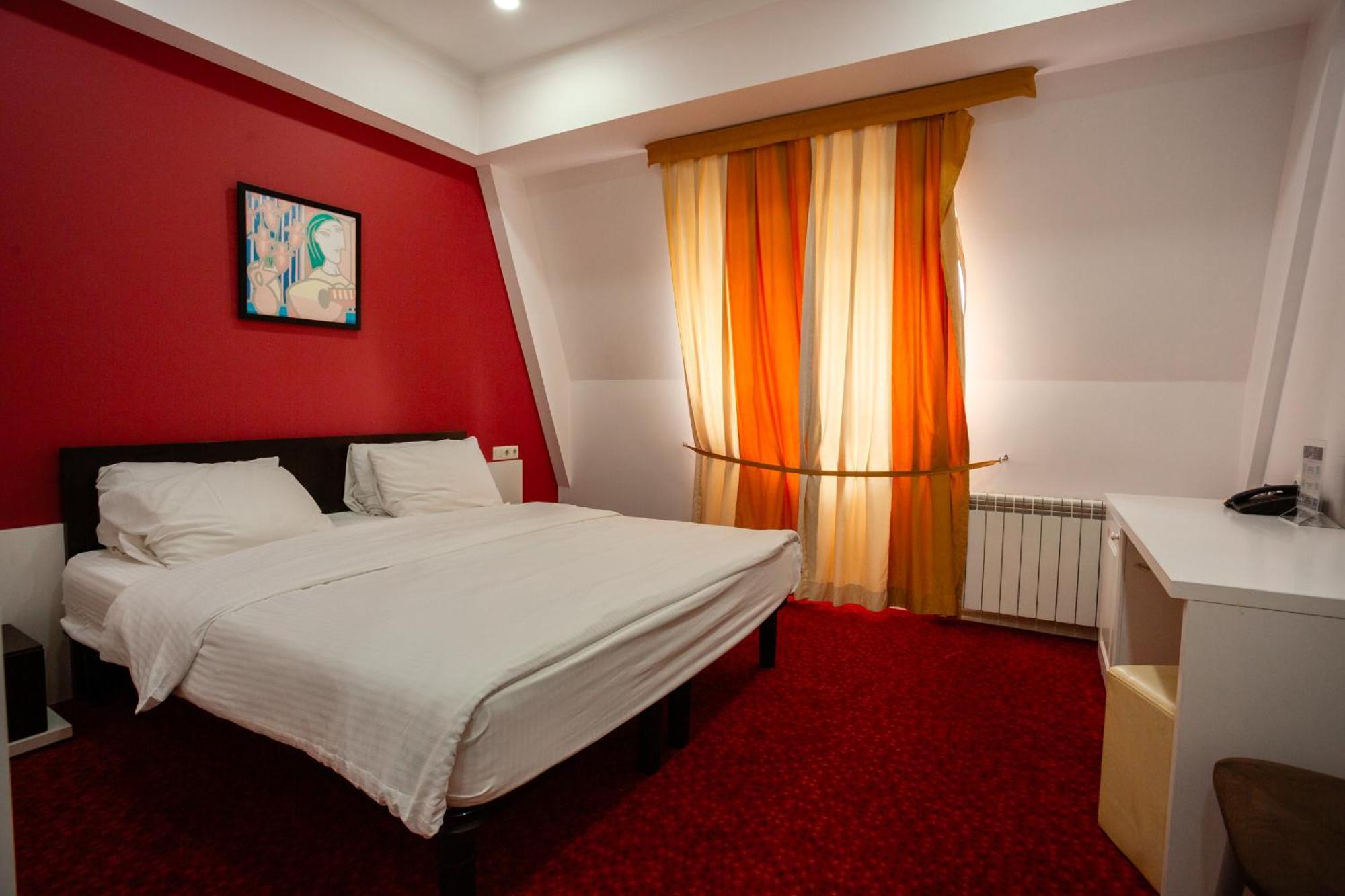 Piazza Four Colours Hotel Батуми Екстериор снимка