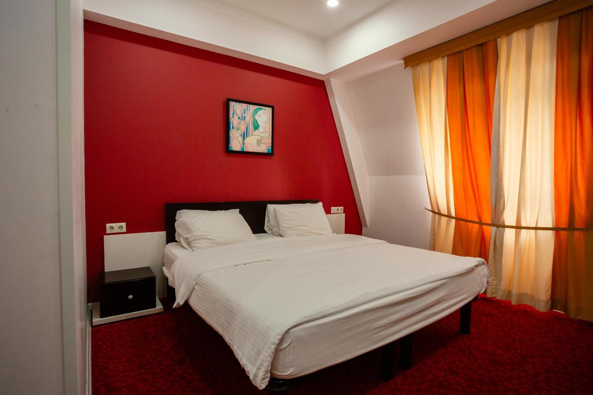 Piazza Four Colours Hotel Батуми Екстериор снимка