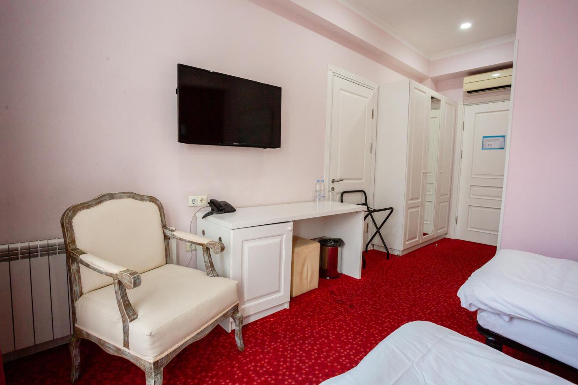 Piazza Four Colours Hotel Батуми Екстериор снимка