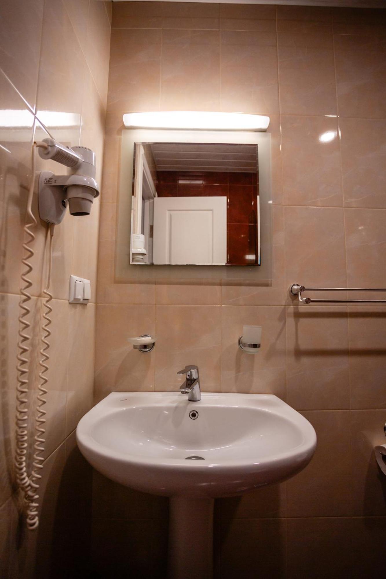 Piazza Four Colours Hotel Батуми Екстериор снимка