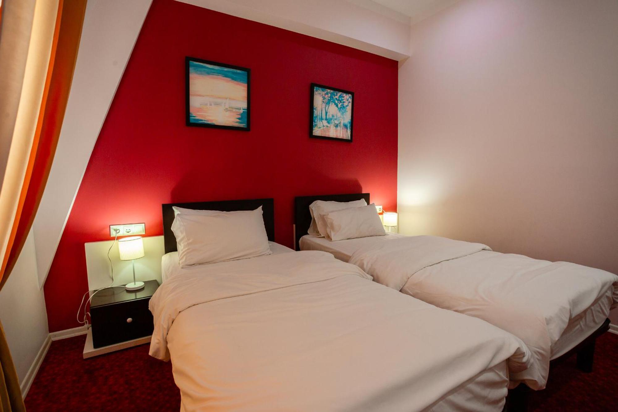 Piazza Four Colours Hotel Батуми Екстериор снимка