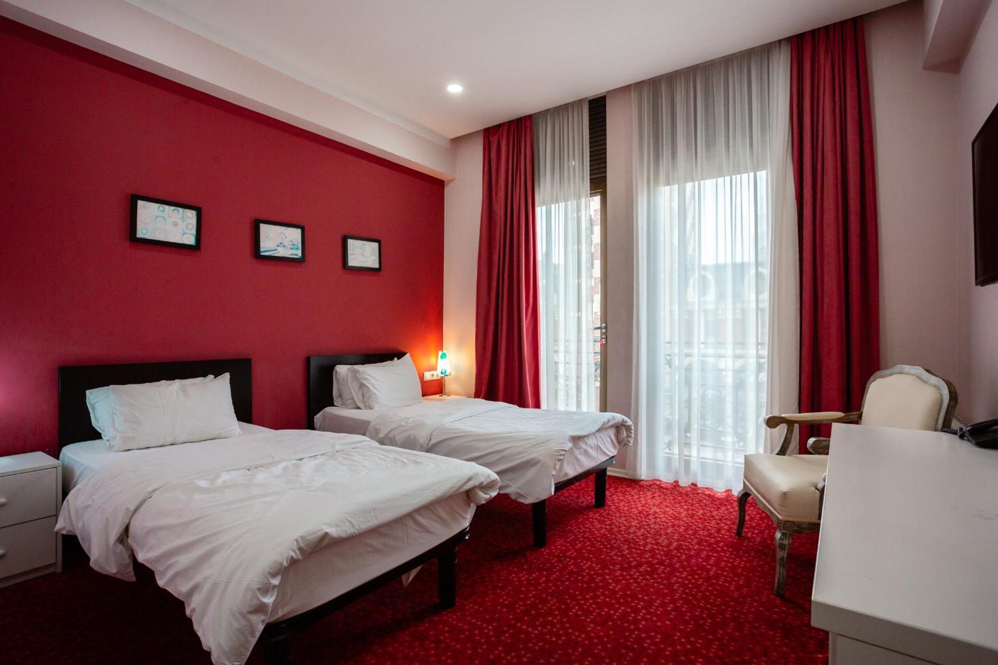 Piazza Four Colours Hotel Батуми Екстериор снимка