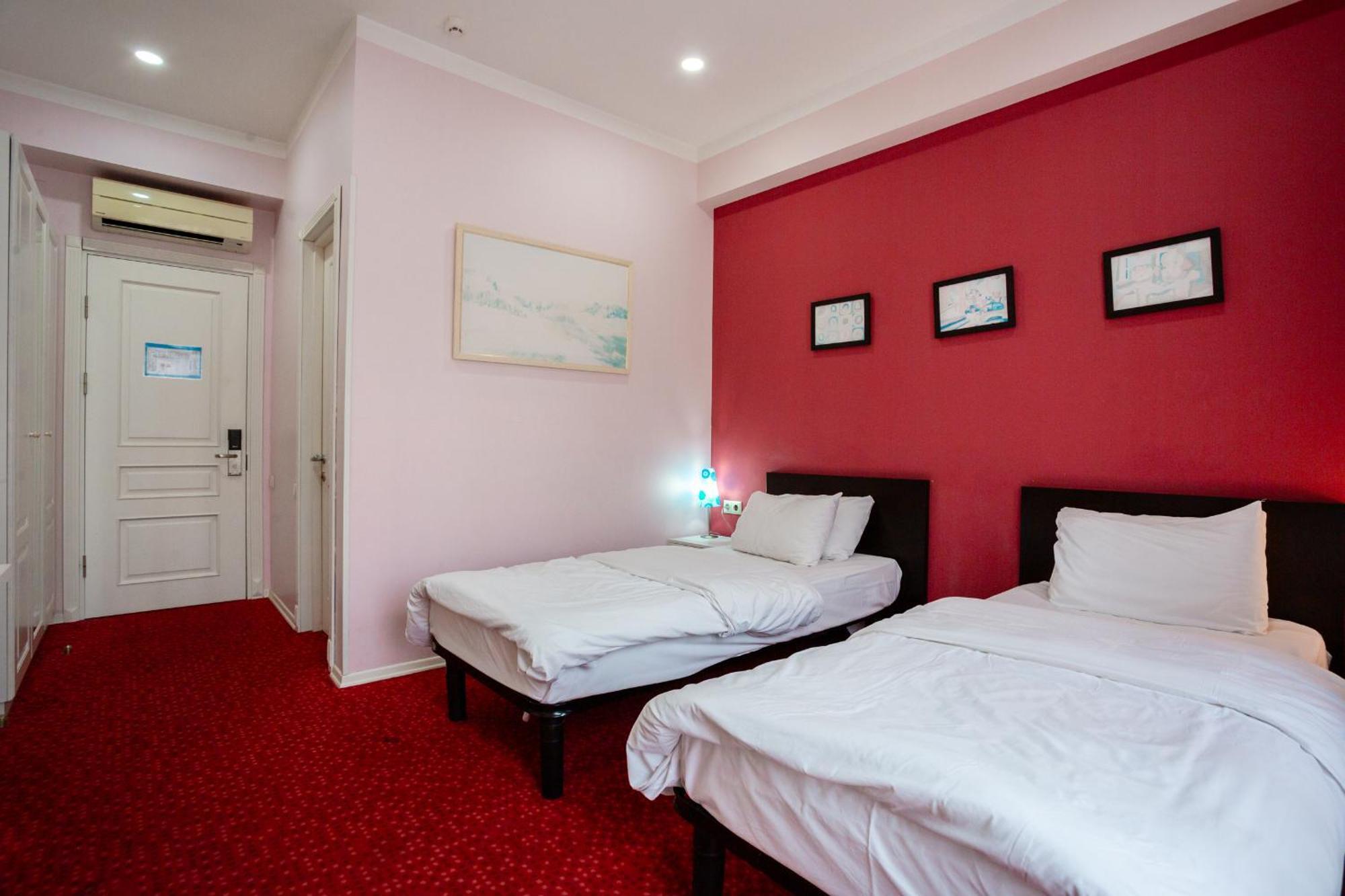 Piazza Four Colours Hotel Батуми Екстериор снимка