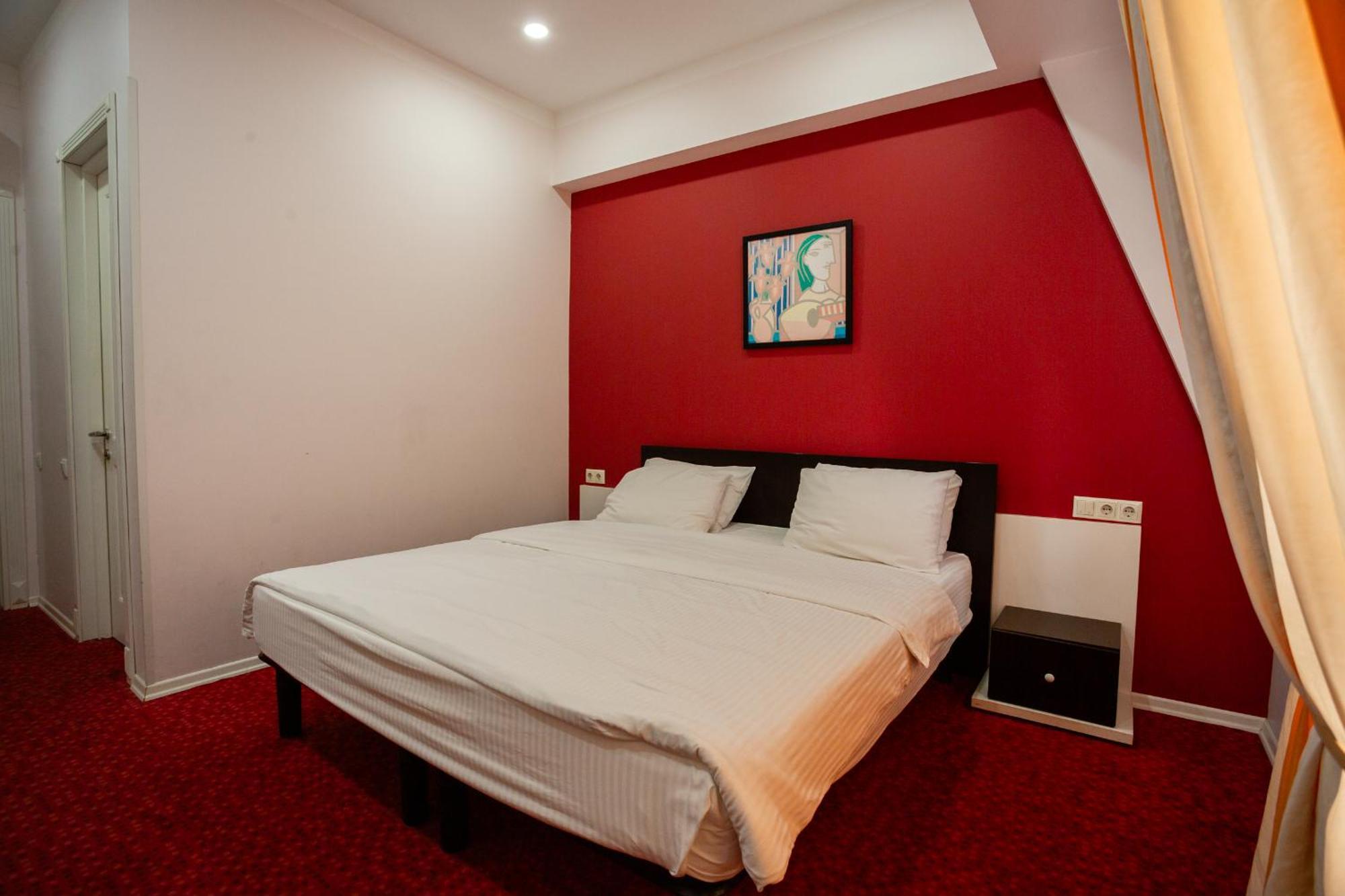 Piazza Four Colours Hotel Батуми Екстериор снимка