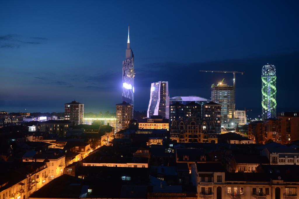 Piazza Four Colours Hotel Батуми Екстериор снимка