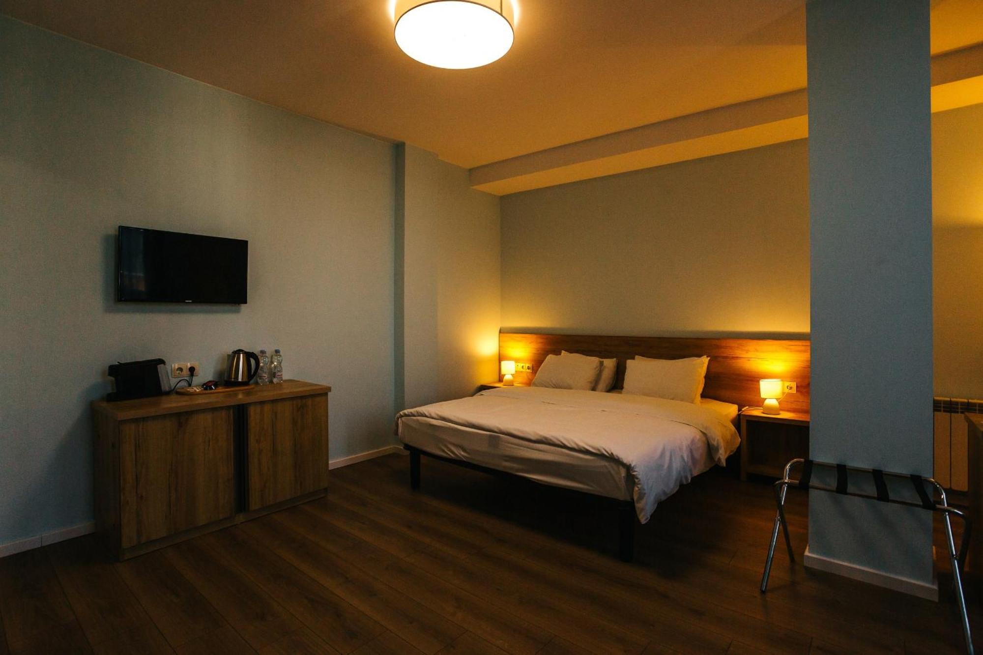 Piazza Four Colours Hotel Батуми Екстериор снимка