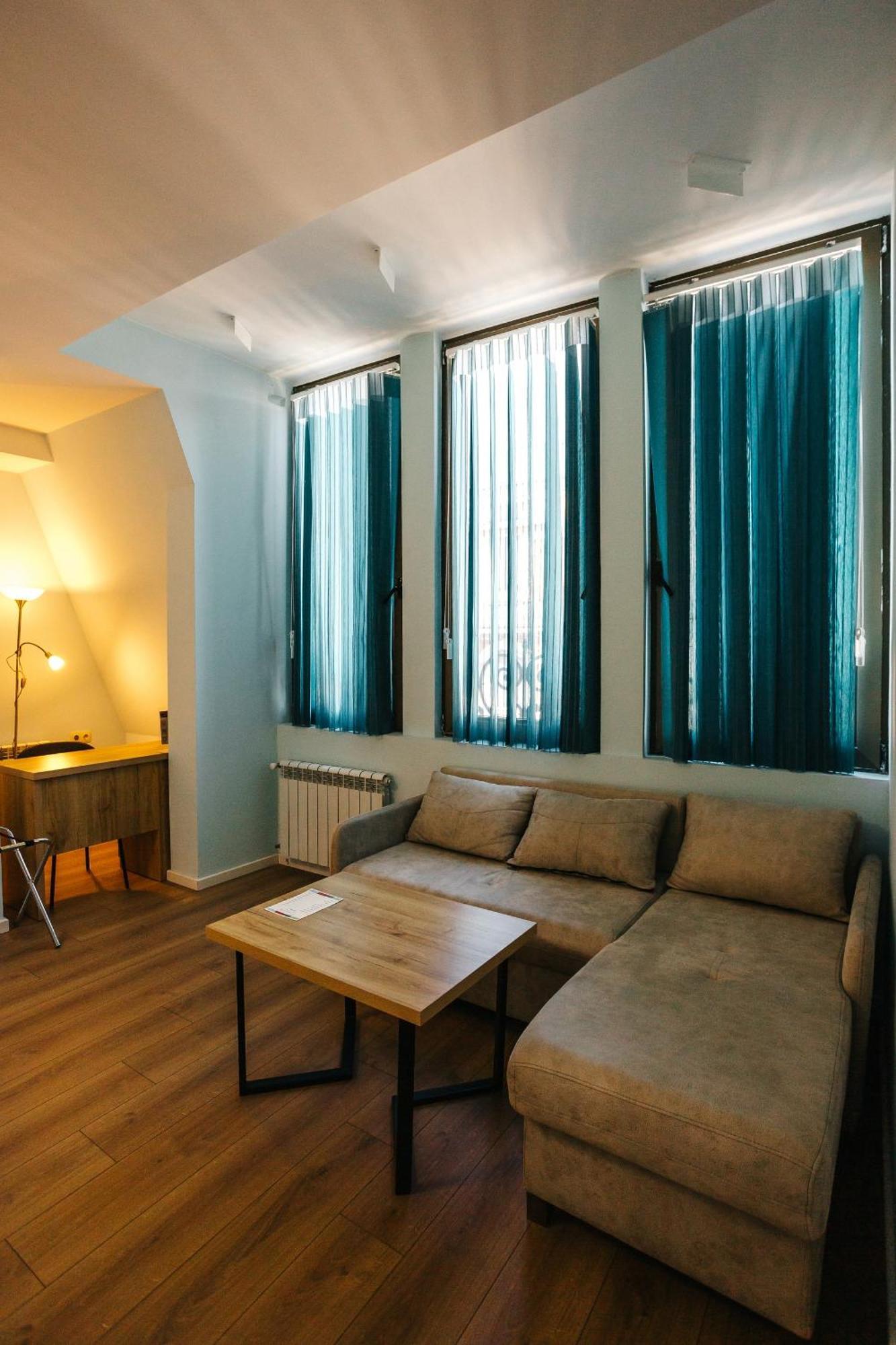 Piazza Four Colours Hotel Батуми Екстериор снимка