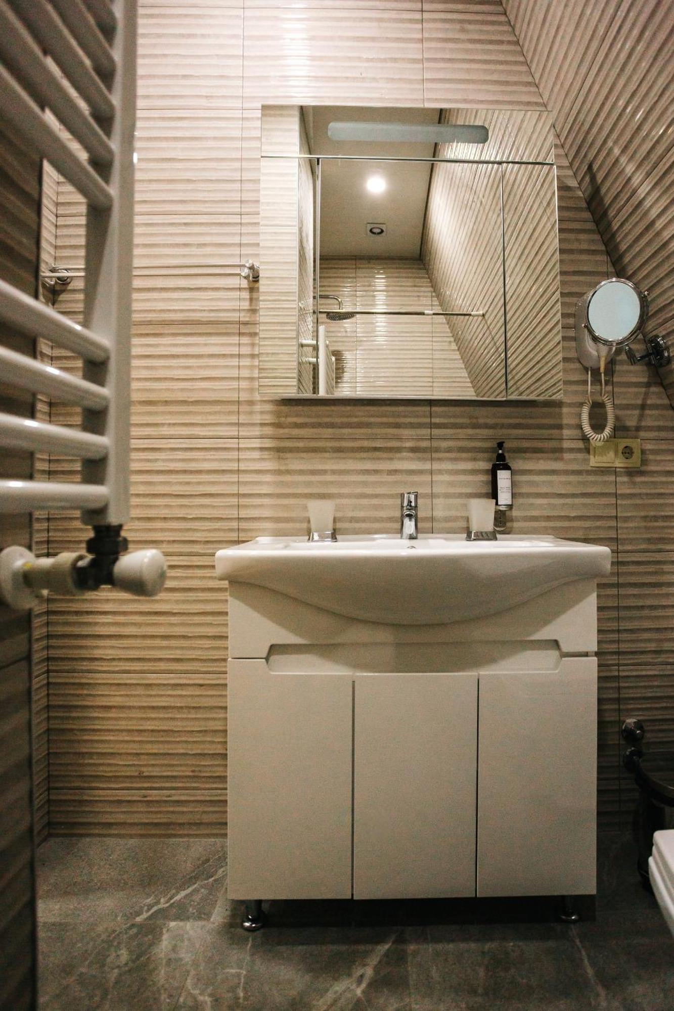 Piazza Four Colours Hotel Батуми Екстериор снимка