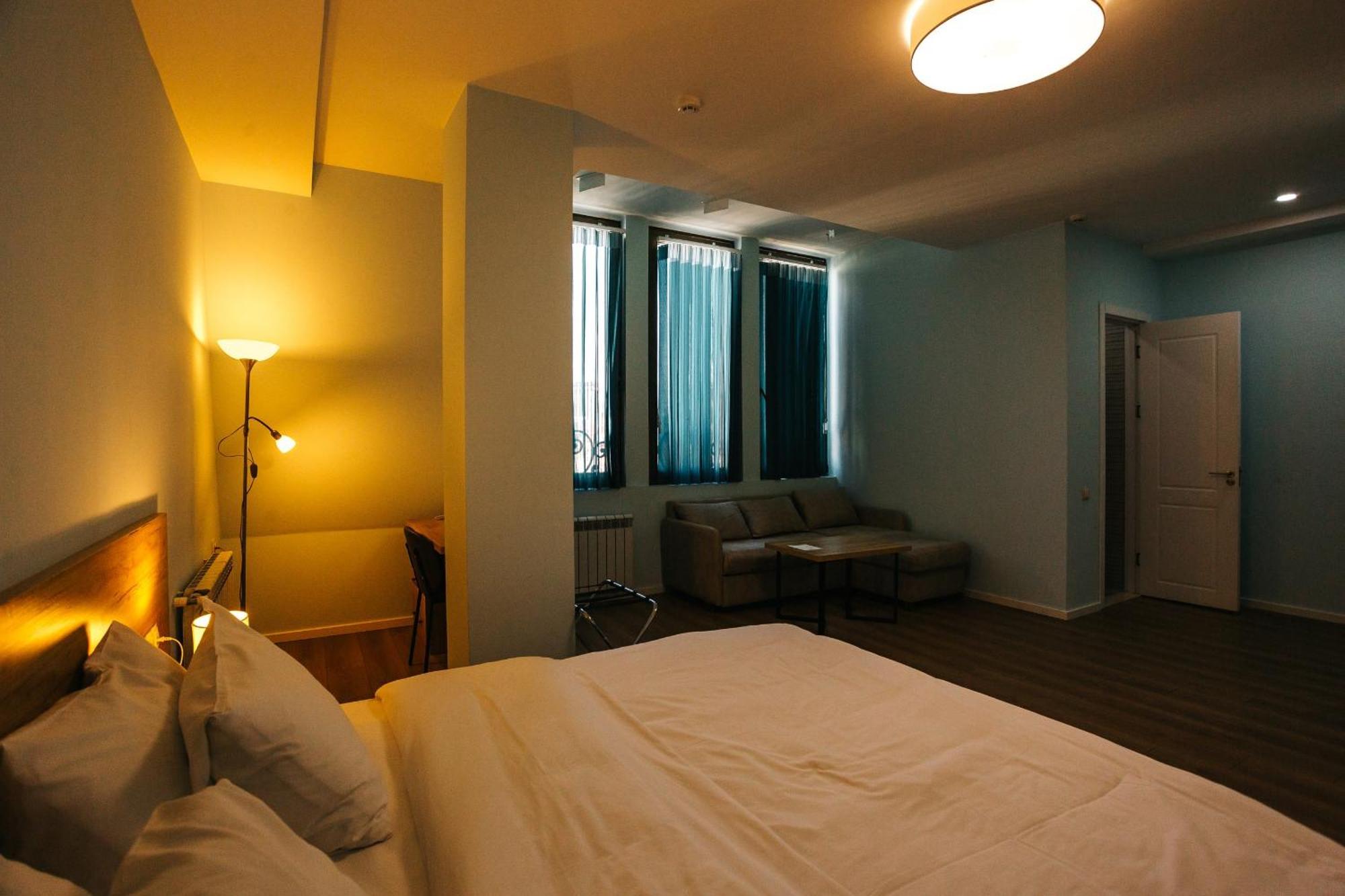 Piazza Four Colours Hotel Батуми Екстериор снимка
