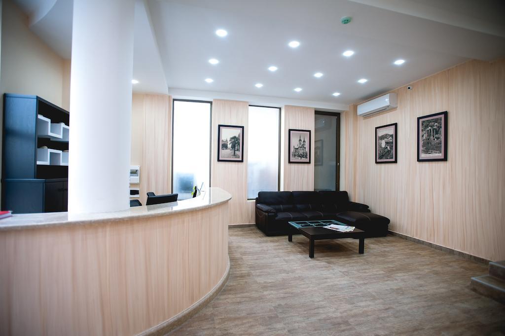 Piazza Four Colours Hotel Батуми Екстериор снимка