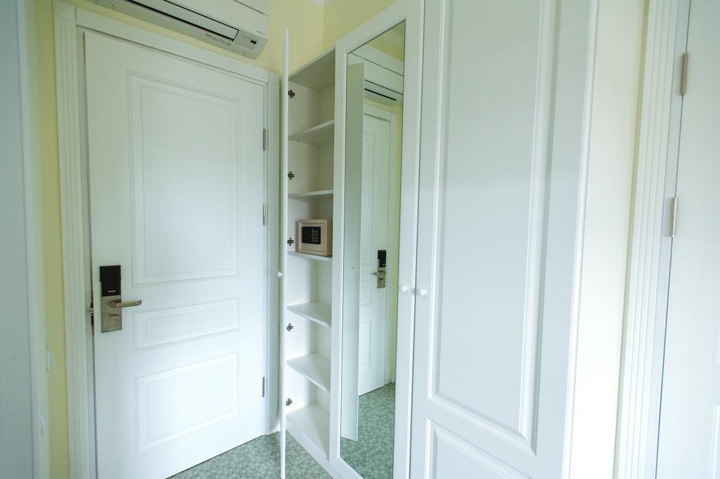 Piazza Four Colours Hotel Батуми Екстериор снимка