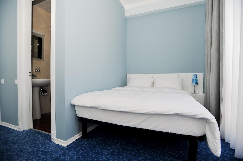 Piazza Four Colours Hotel Батуми Стая снимка