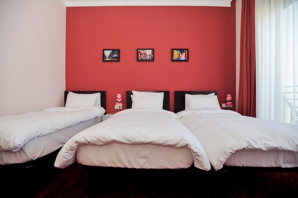 Piazza Four Colours Hotel Батуми Стая снимка