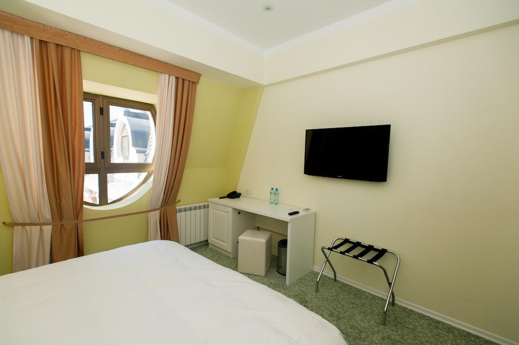Piazza Four Colours Hotel Батуми Стая снимка