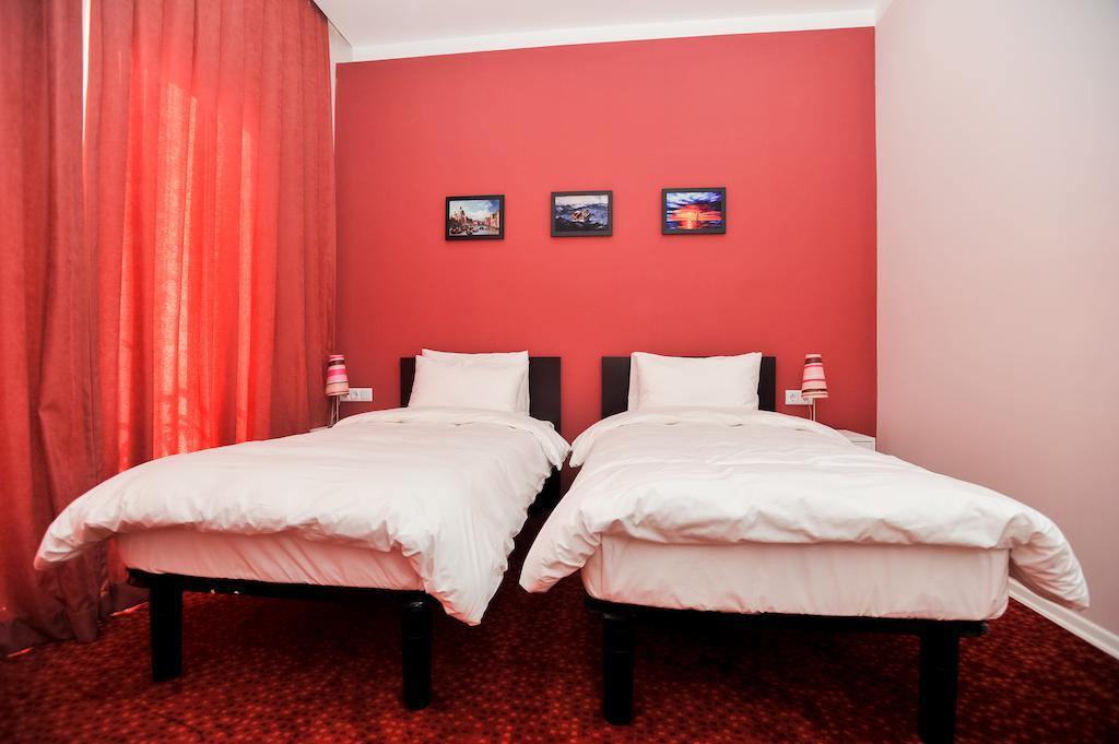 Piazza Four Colours Hotel Батуми Стая снимка