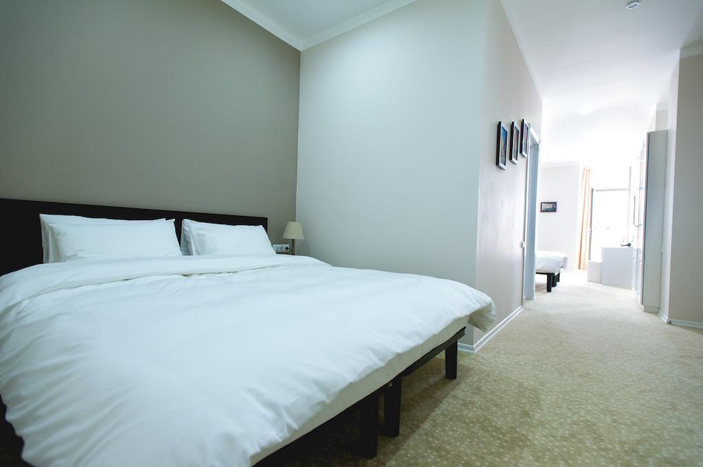 Piazza Four Colours Hotel Батуми Стая снимка