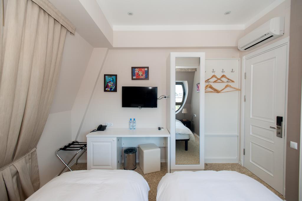 Piazza Four Colours Hotel Батуми Стая снимка
