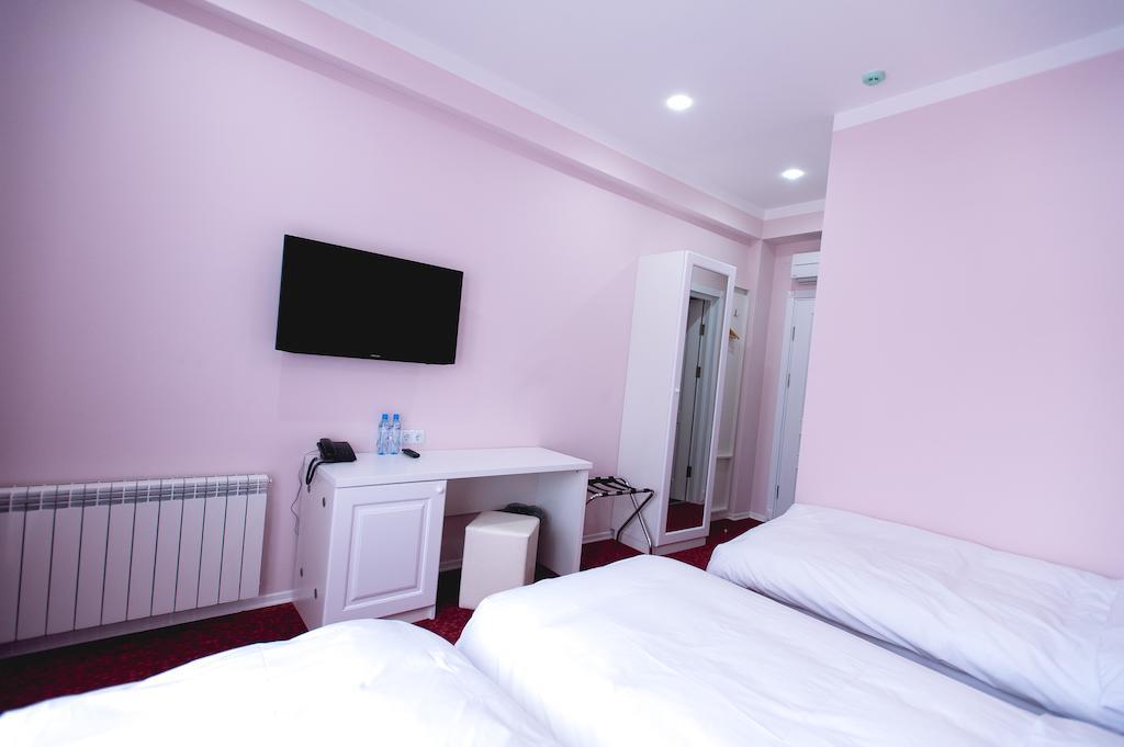 Piazza Four Colours Hotel Батуми Стая снимка