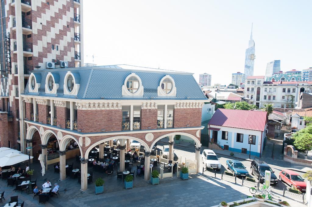 Piazza Four Colours Hotel Батуми Екстериор снимка