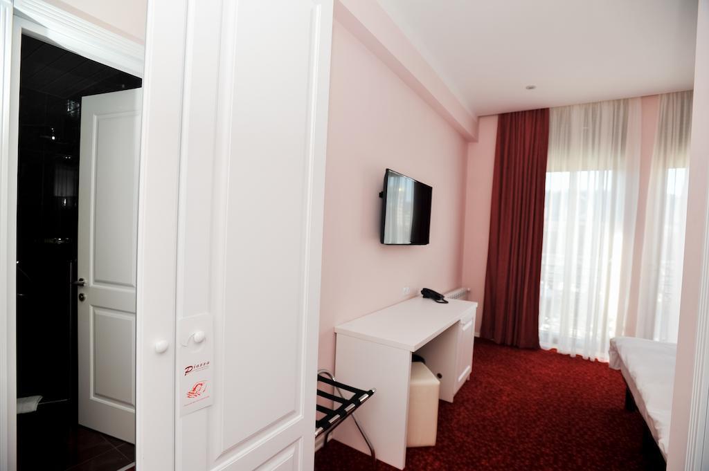 Piazza Four Colours Hotel Батуми Стая снимка