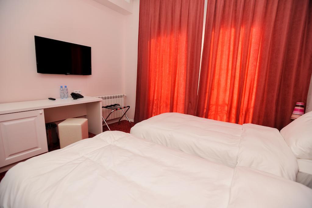 Piazza Four Colours Hotel Батуми Стая снимка