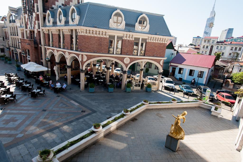Piazza Four Colours Hotel Батуми Екстериор снимка