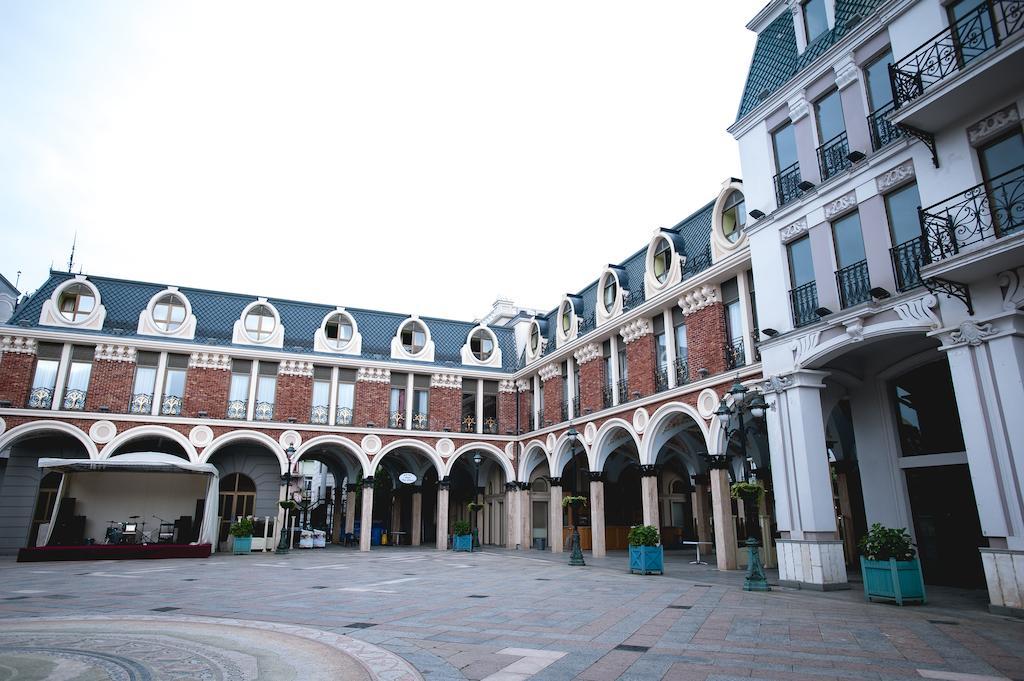 Piazza Four Colours Hotel Батуми Екстериор снимка