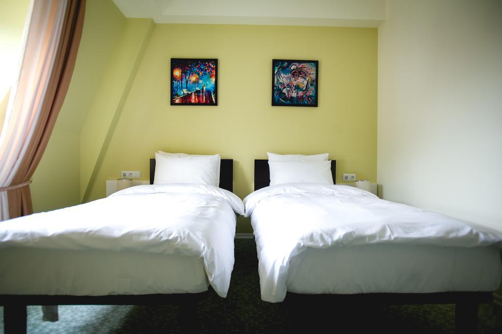 Piazza Four Colours Hotel Батуми Стая снимка
