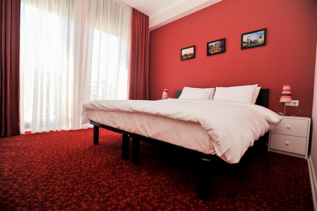 Piazza Four Colours Hotel Батуми Стая снимка