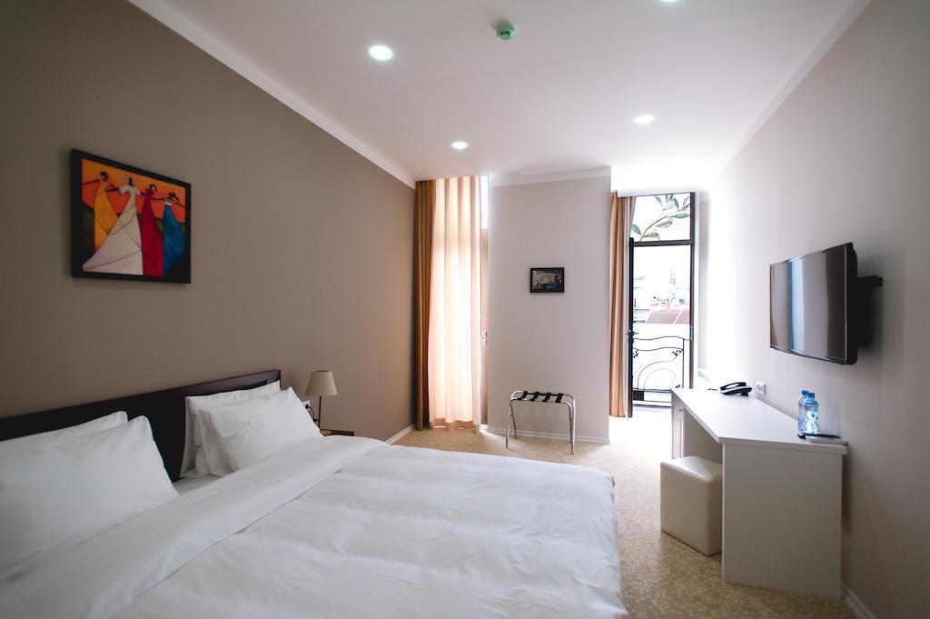Piazza Four Colours Hotel Батуми Стая снимка