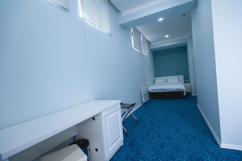 Piazza Four Colours Hotel Батуми Стая снимка