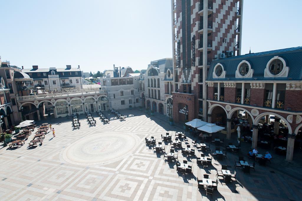Piazza Four Colours Hotel Батуми Екстериор снимка