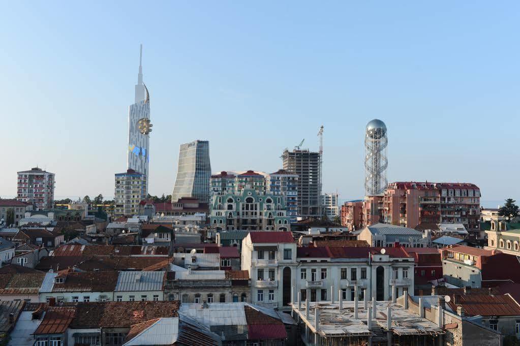 Piazza Four Colours Hotel Батуми Екстериор снимка